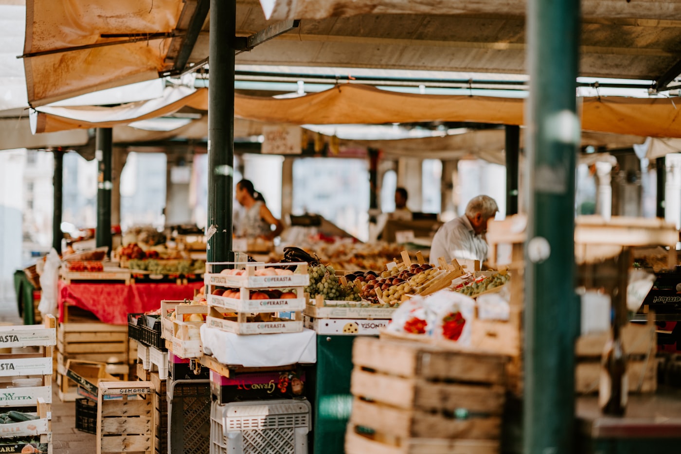Le march&eacute; d&rsquo;une ville fran&ccedil;aise, ses &eacute;tals et ses commer&ccedil;ants